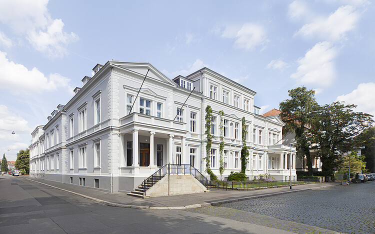 Fassade des Dienstsitzes der Klosterkammer von der Uhlemeyerstraße, Ecke Eichstraße aus gesehen.